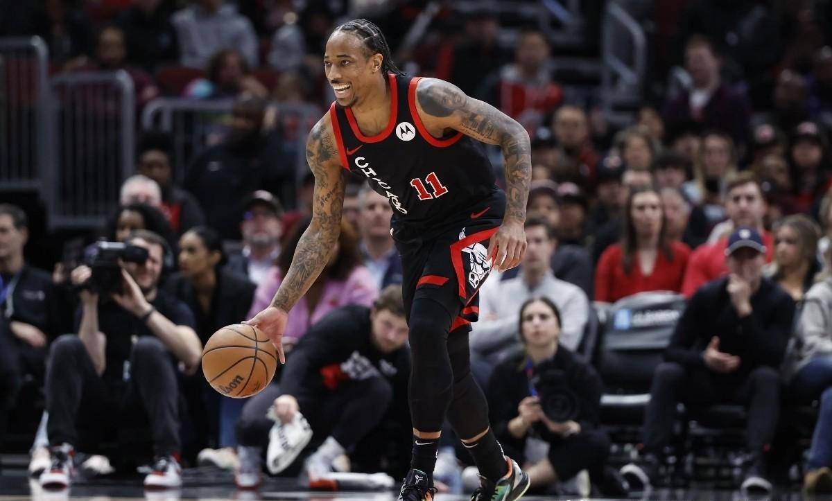 包含马刺客场输球，德罗赞个人表现出色但未能带动球队获胜的词条