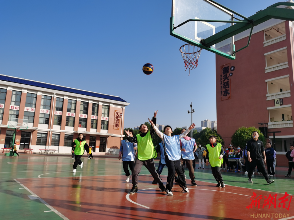 关于宁夏篮球场上热闹非凡,气氛火爆的信息 关于宁夏篮球场上热闹非凡,气氛火爆的信息