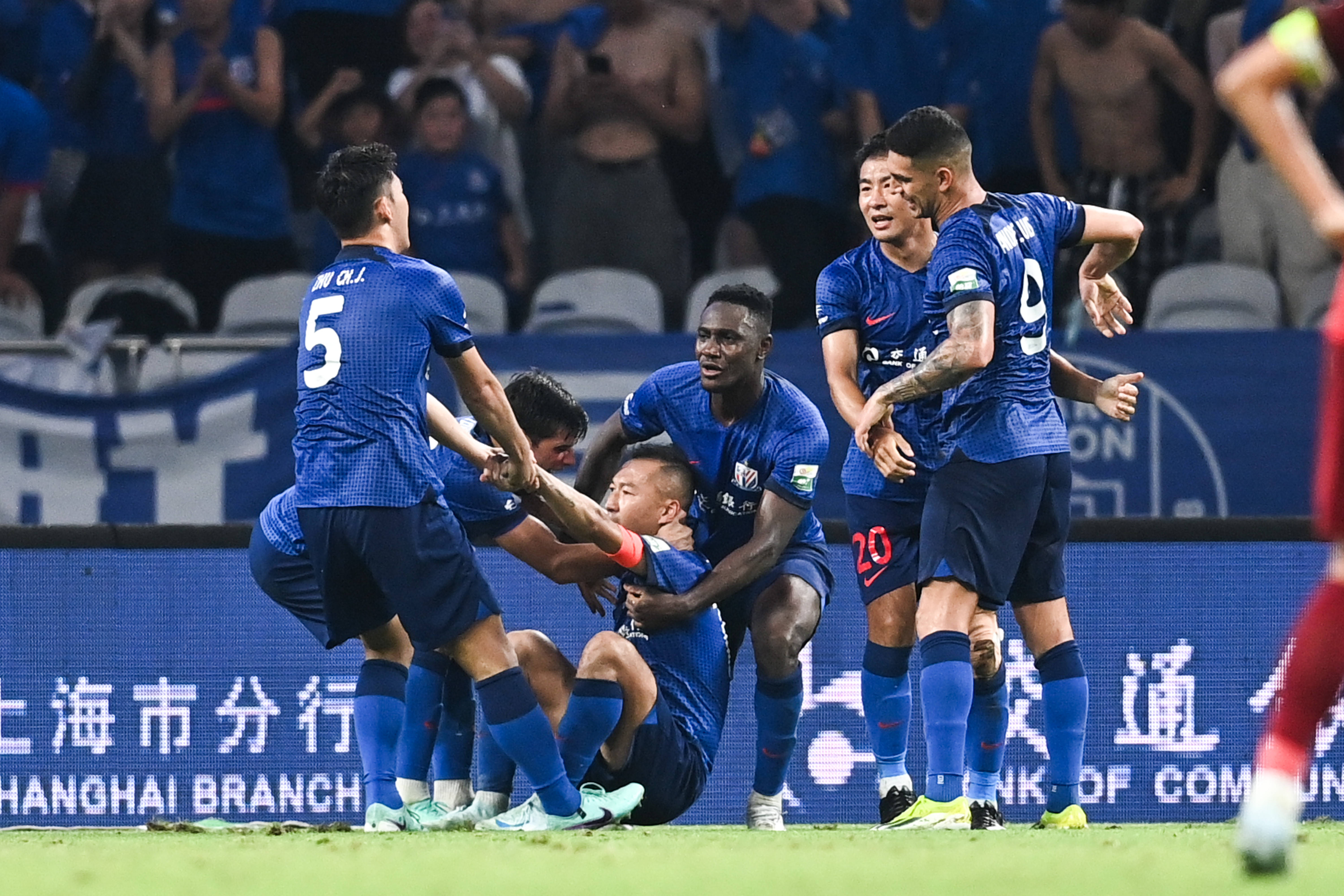 包含泰达客场败给申花，中超保级压力继续增加的词条