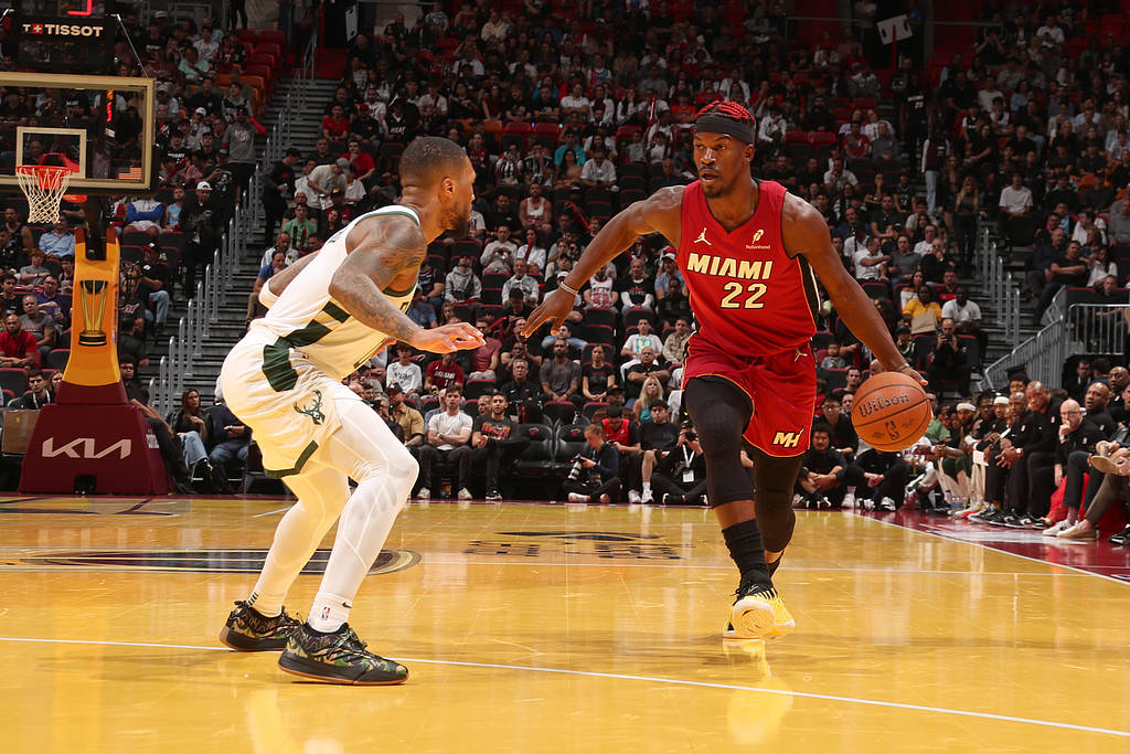 热火主场迎战雄鹿，谁能笑到最后