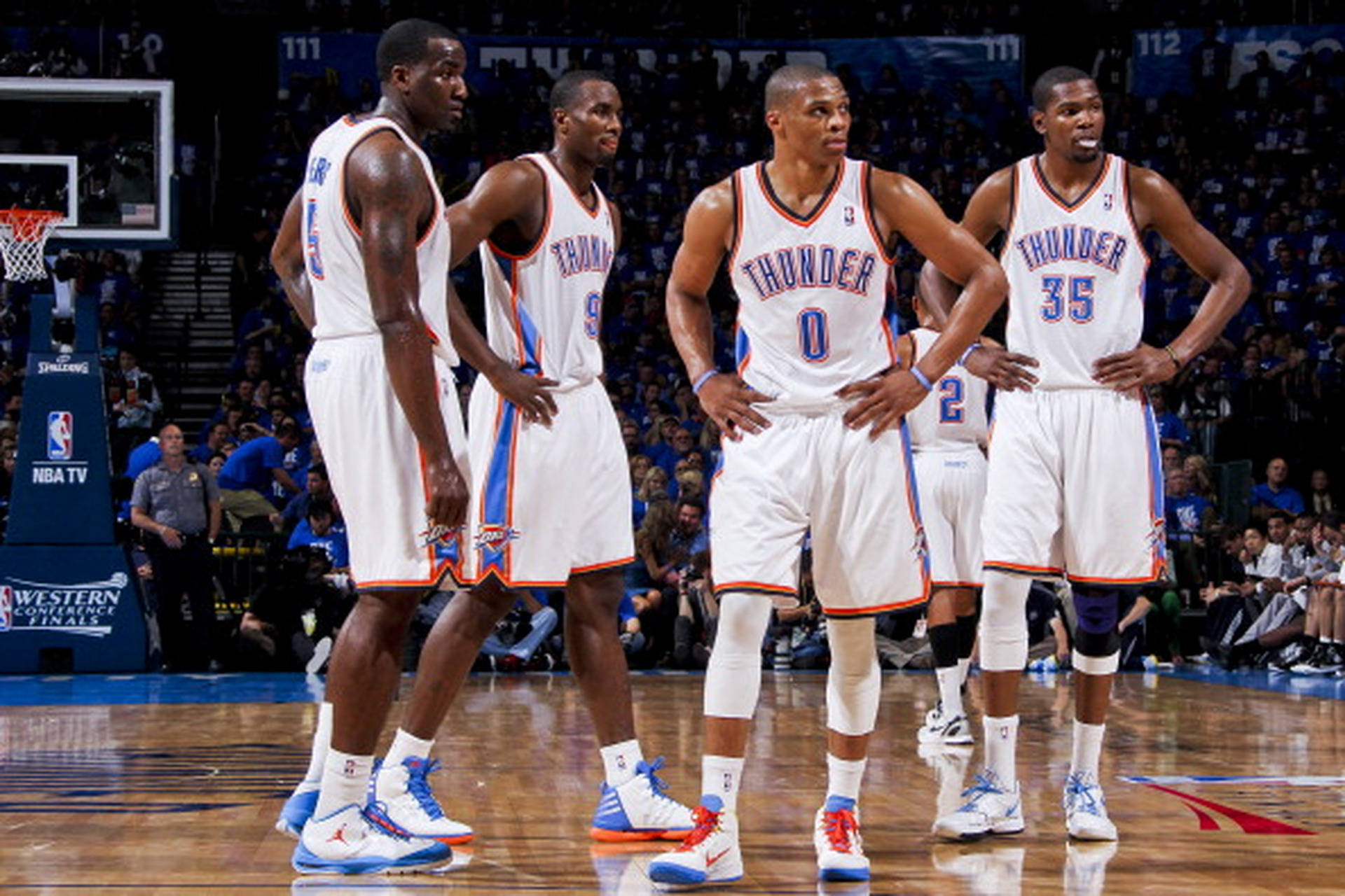 包含篮网队核心球员受伤，球队前景蒙上阴影的词条