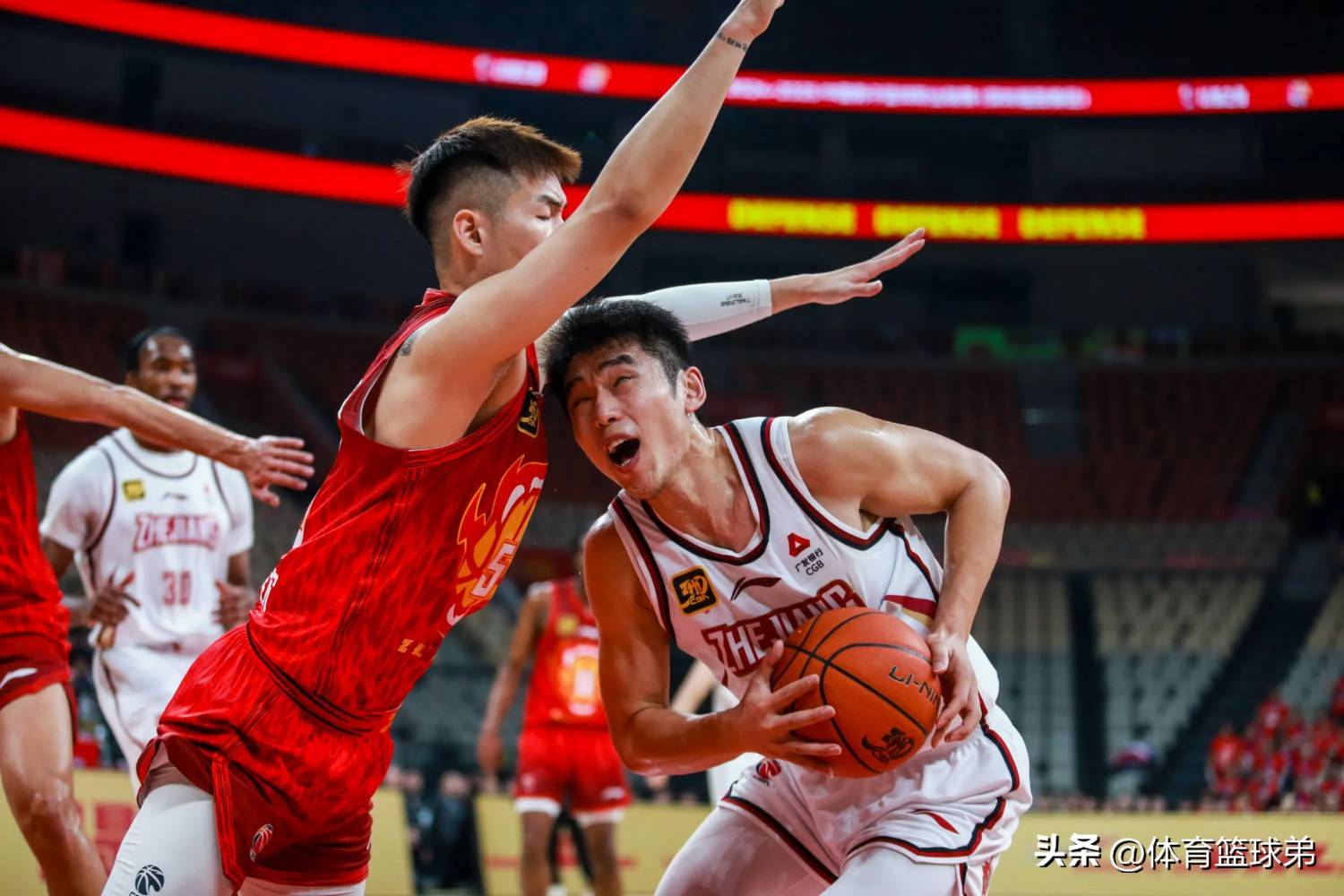 角逐过程中球员努力拼搏，为队伍争取胜利