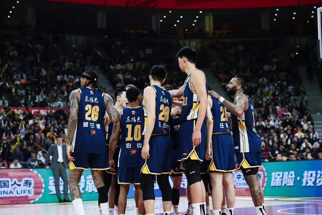 关于新晋状元PK老牌劲旅：上海大鲨鱼对阵广东宏远的信息