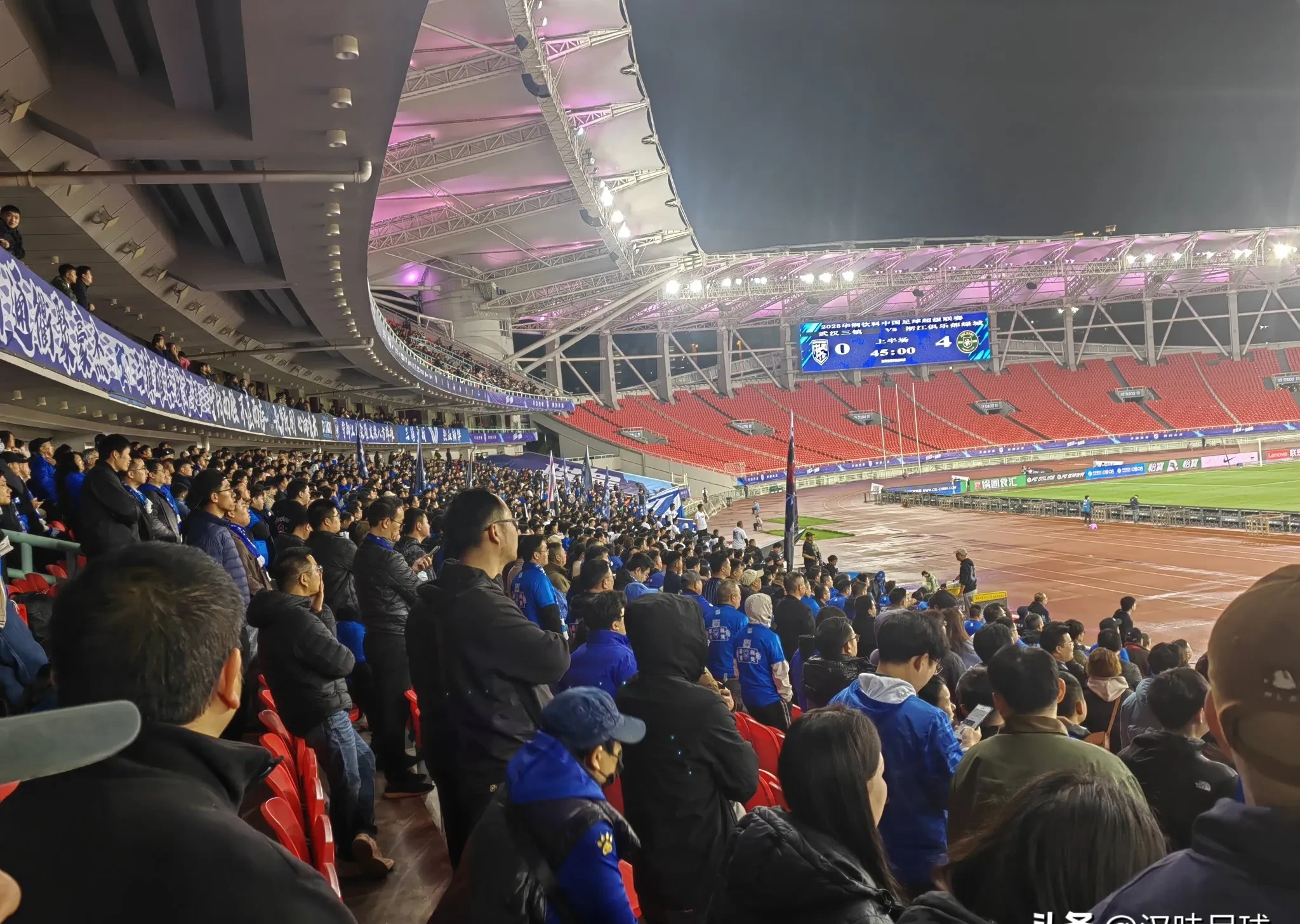 拉练结束，球队抵达比赛场地，备战即将展开