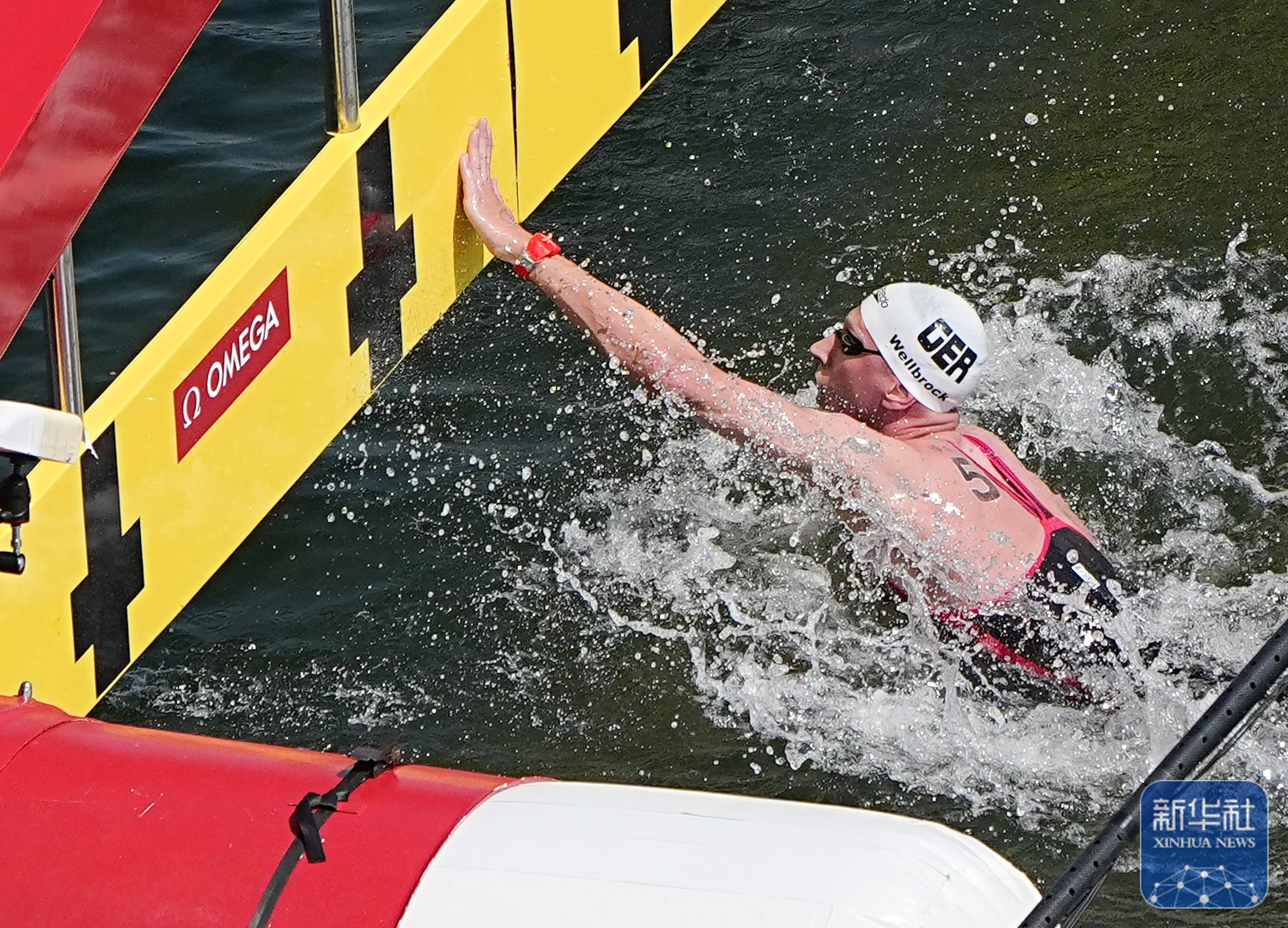 游泳选手腾空跃起，抵达终点线的简单介绍