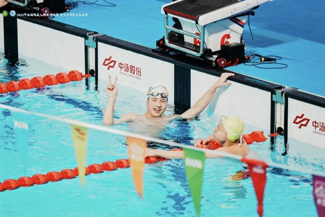 游泳选手腾空跃起，抵达终点线的简单介绍