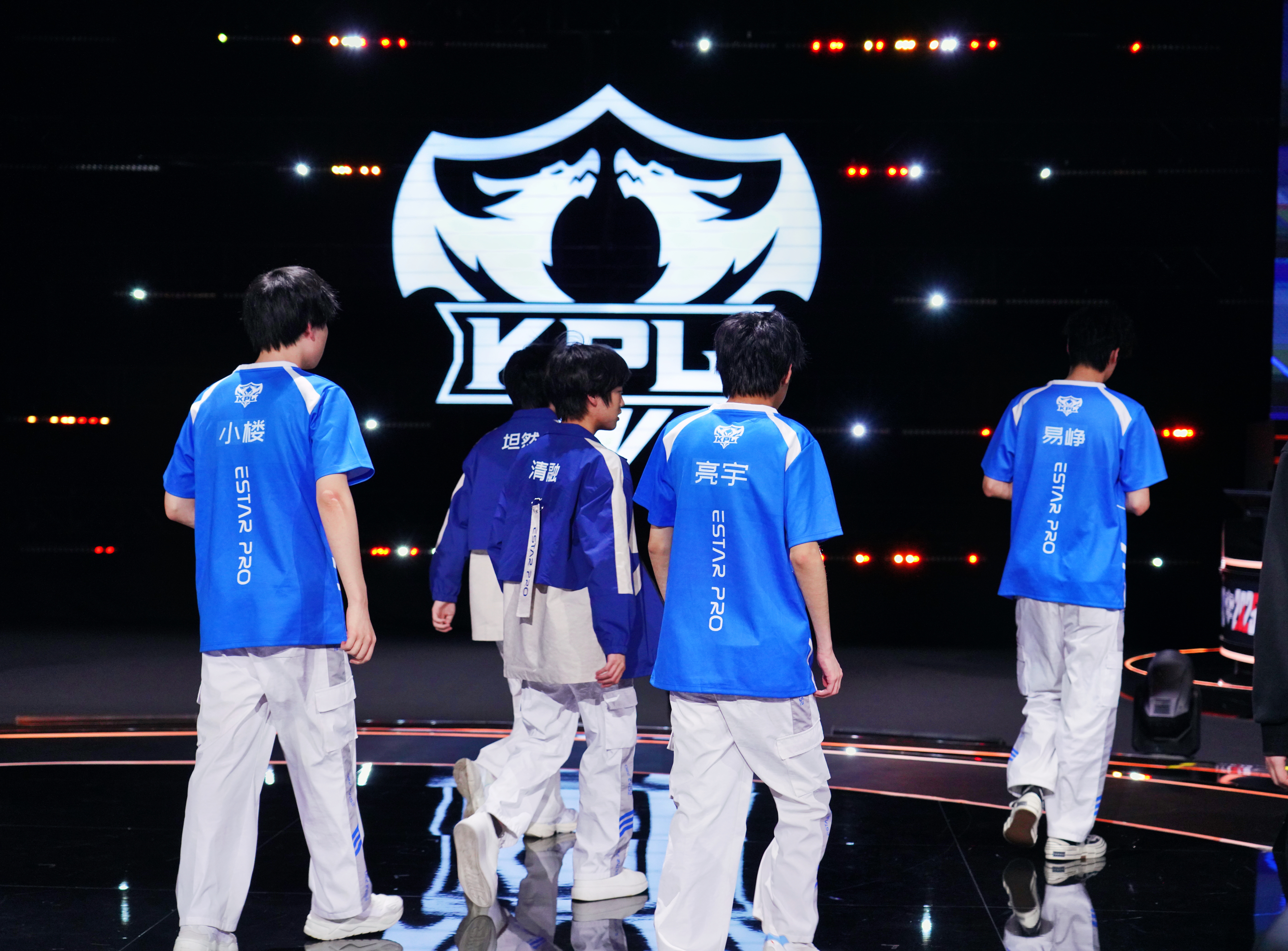 球场上的华丽一幕，团队配合默契无间