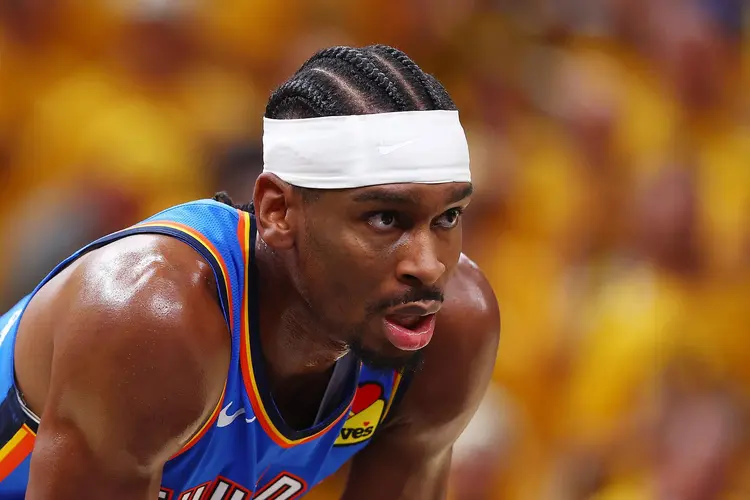 客场作战压力山大,球队坚守防线 客场作战压力山大,球队坚守防线