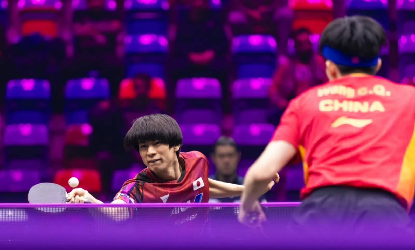 包含法兰克福在比赛中展现出犀利攻势，横扫对手的词条