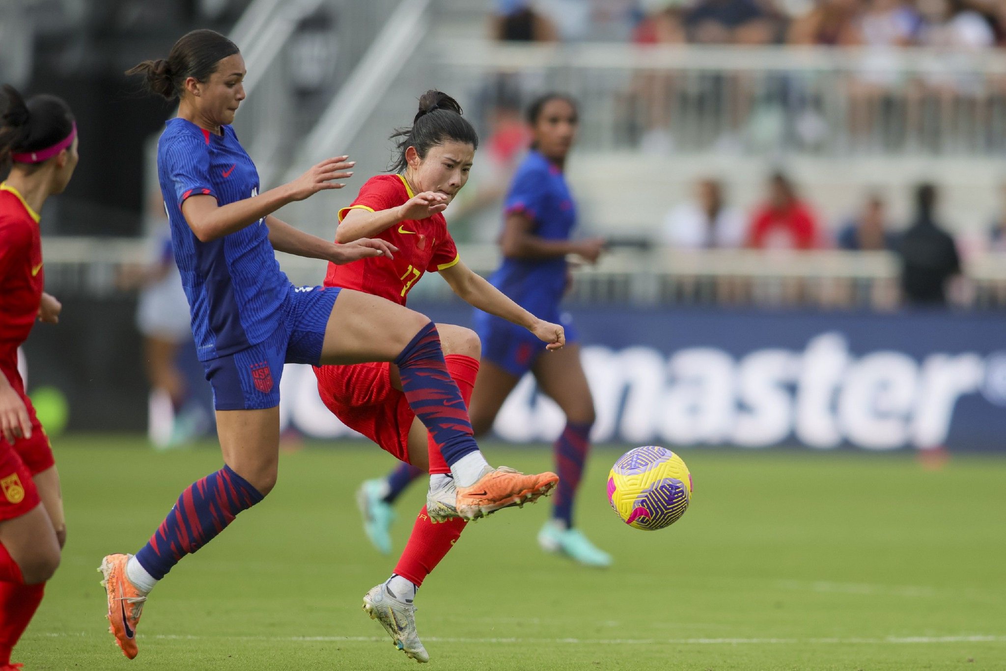 女足比赛壮观场面吸引众多球迷