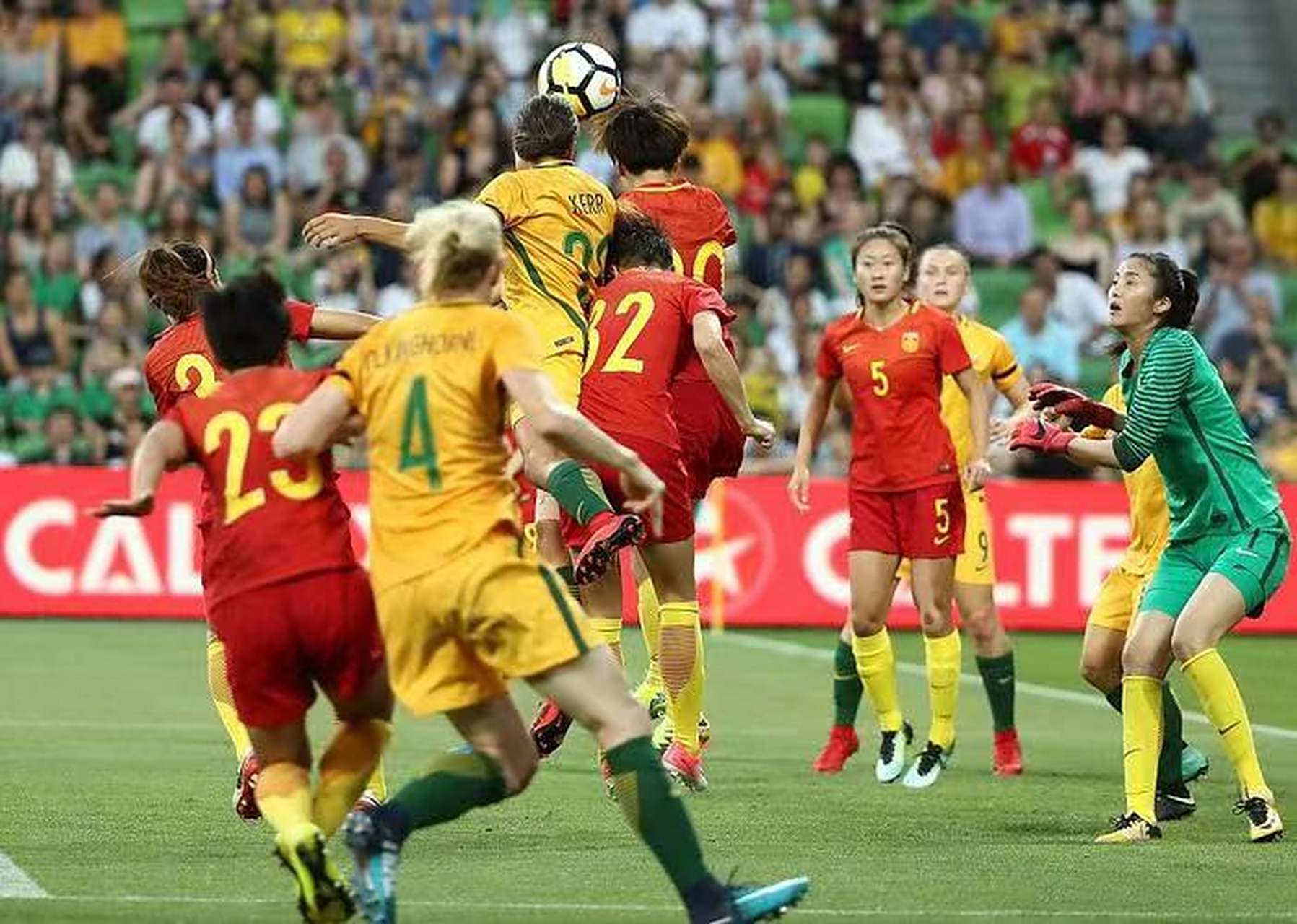 女足比赛壮观场面吸引众多球迷