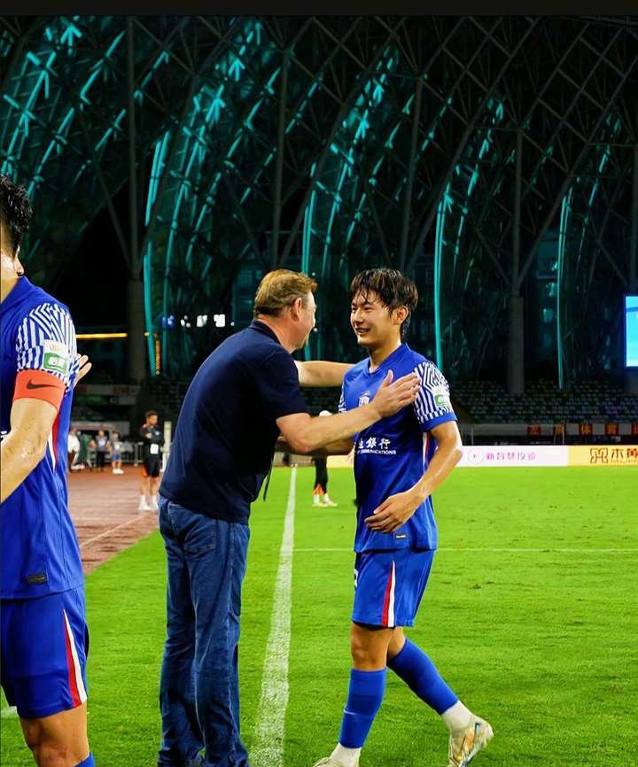 包含山东鲁能主场力克上海绿地申花，实现赛季首胜的词条