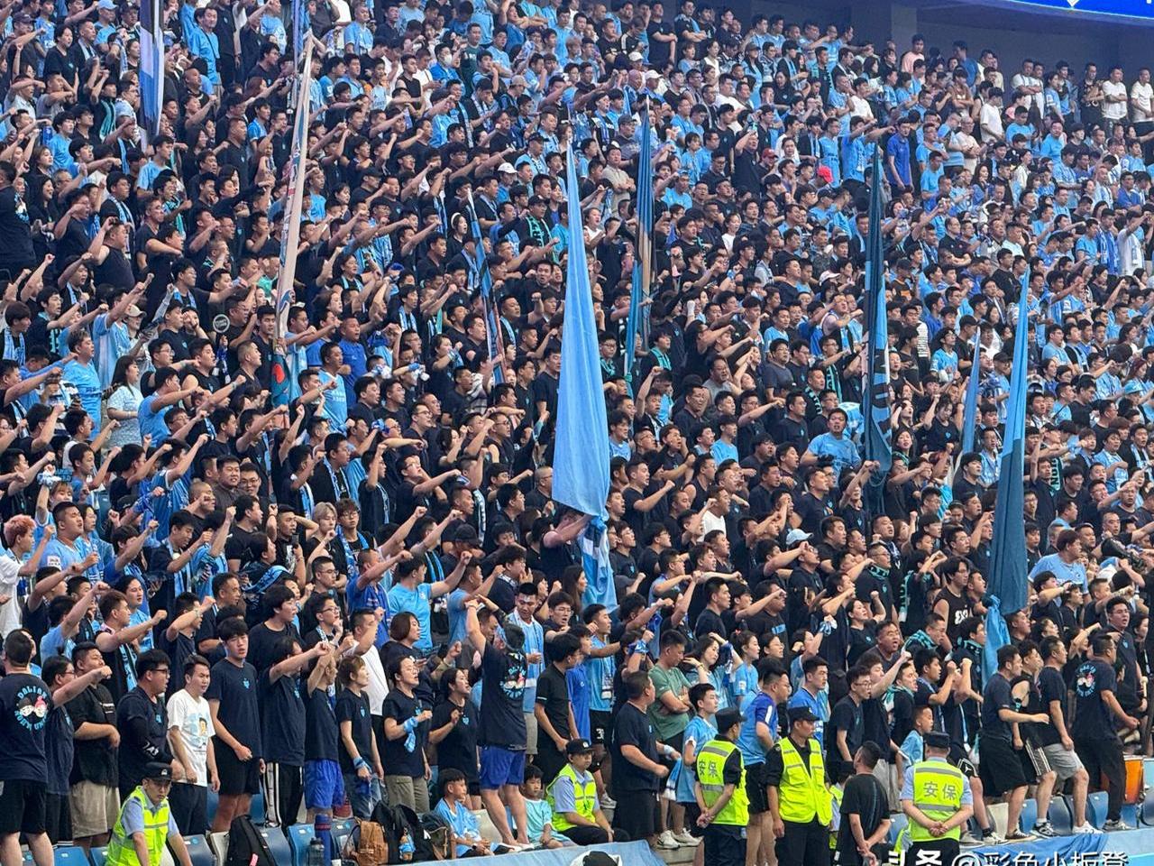 一支东方球队在足球赛中迎来胜利