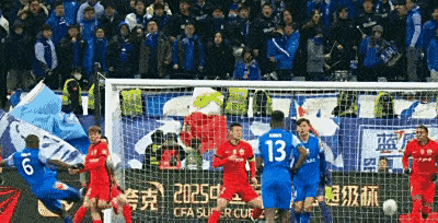 足球比赛剧情反转，卫冕冠军一路颓废