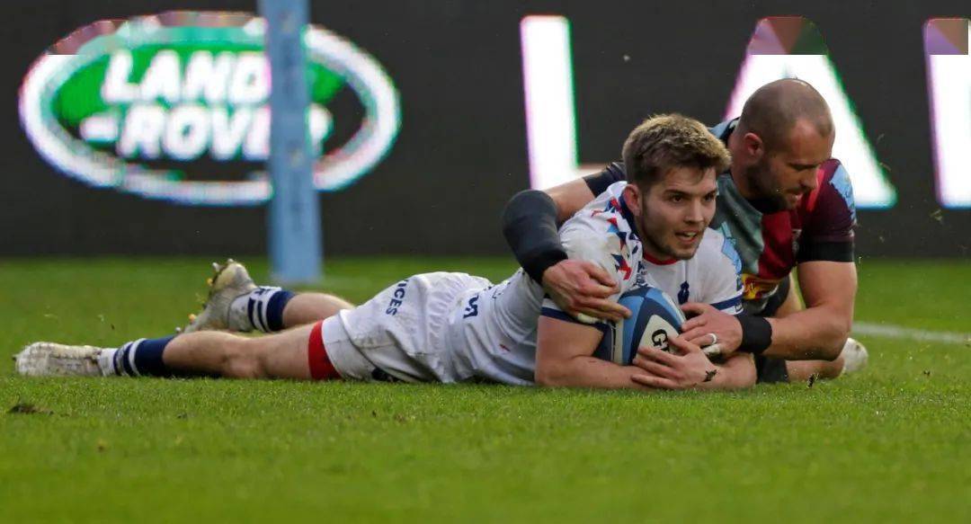 足球比赛剧情反转，卫冕冠军一路颓废