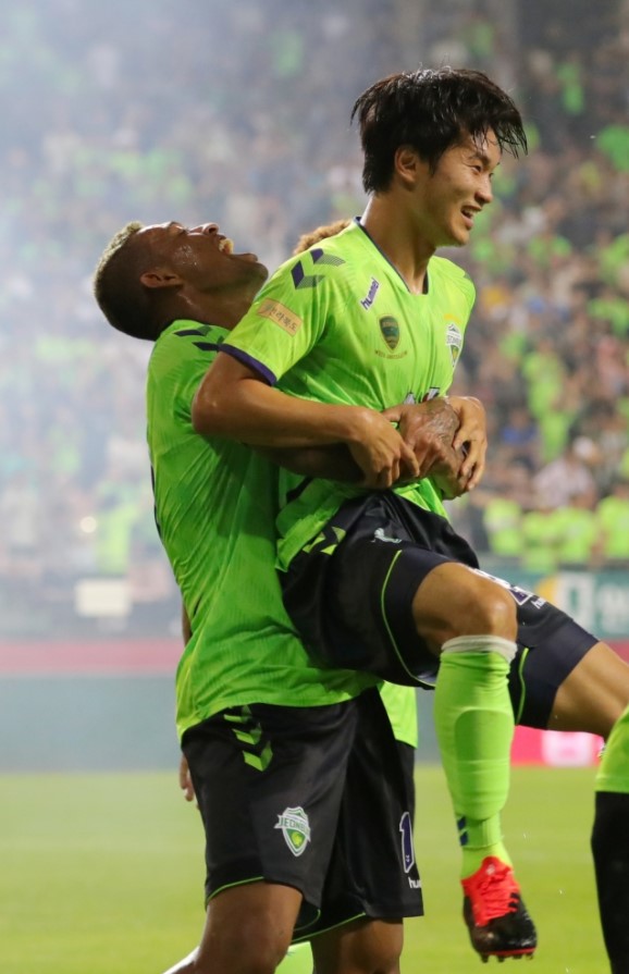 球员恶语相向，联赛纪律受冲击