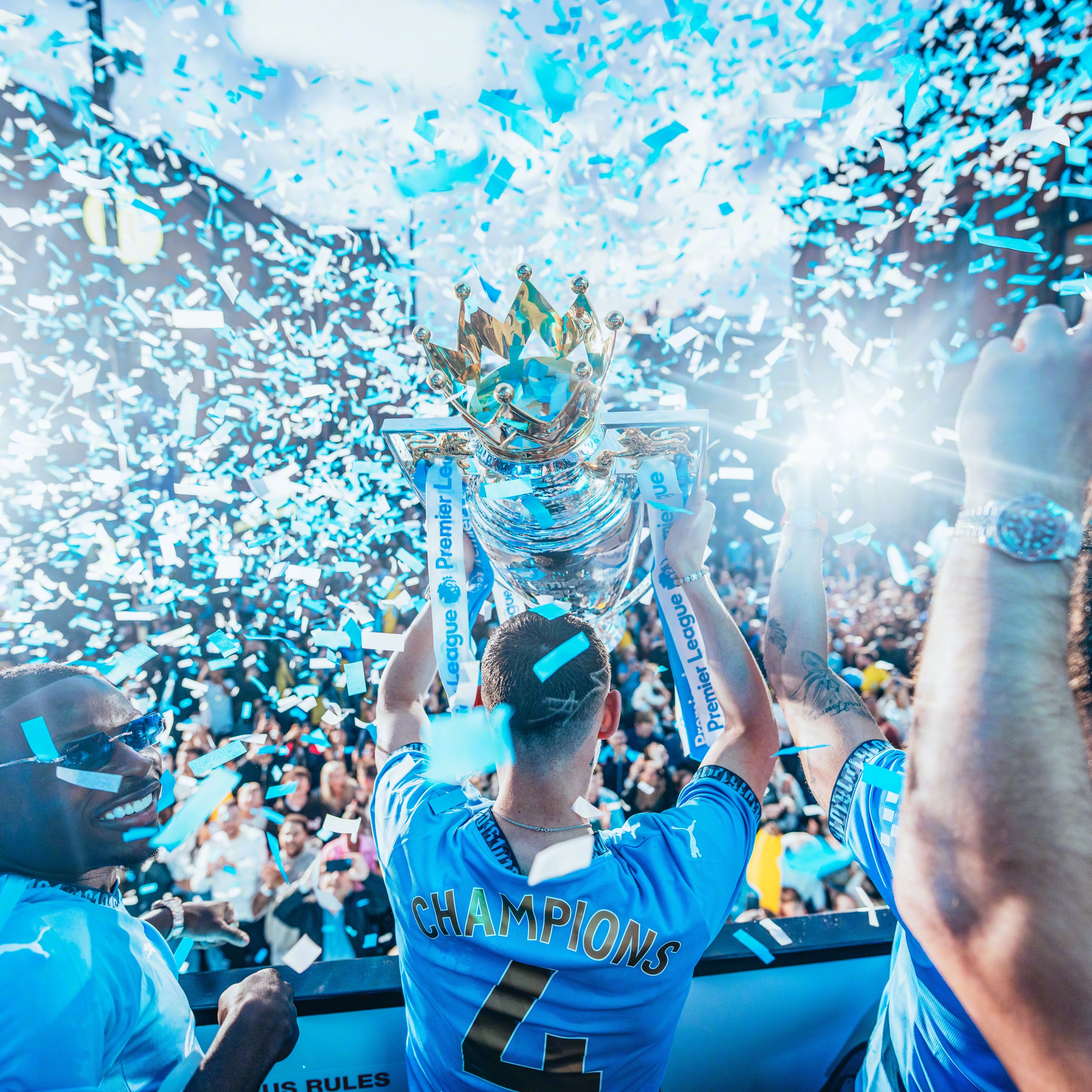 包含曼城在欧洲俱乐部比赛中获得胜利，晋级四分之一决赛的词条